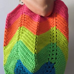 Modelka z neonową torbą na ramieniu