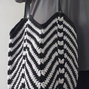 Modelka trzymająca torbę w ręku
