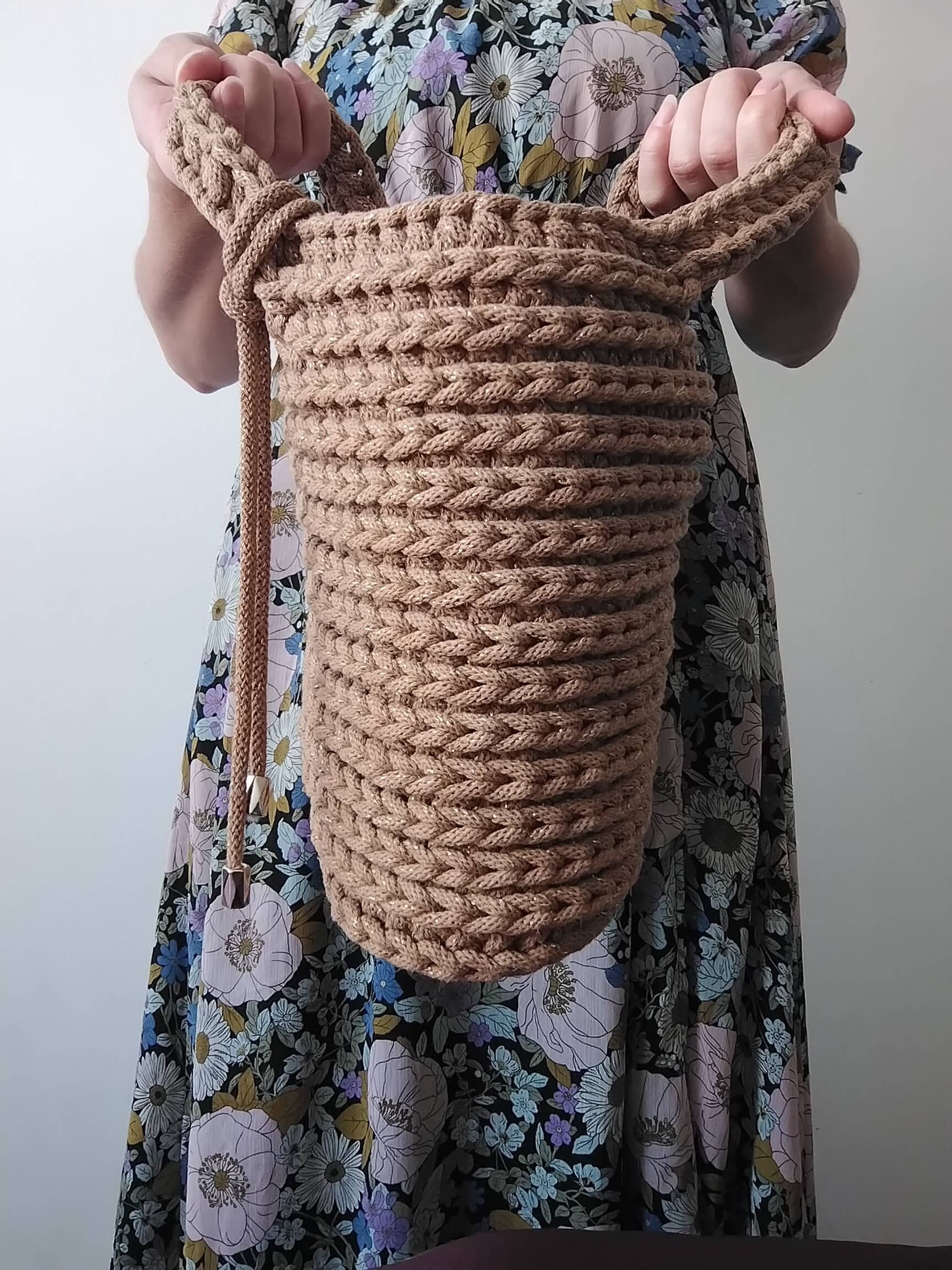 Modelka prezentująca zalety mini torebki