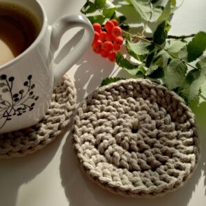Szara podkładka pod kubkiem z kawą na stole